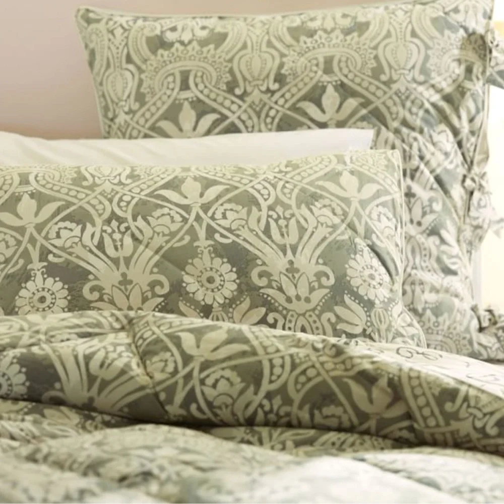 Pottery Barn Lorraine Comforter Quilt Twin